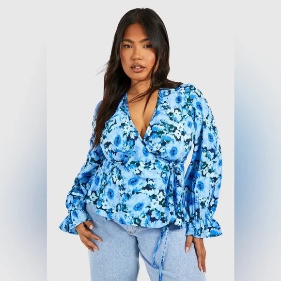 Boohoo | PLUS RUFFLE FLORAL WRAP TOP BLUE ROMANTIC - Picture 1 of 4